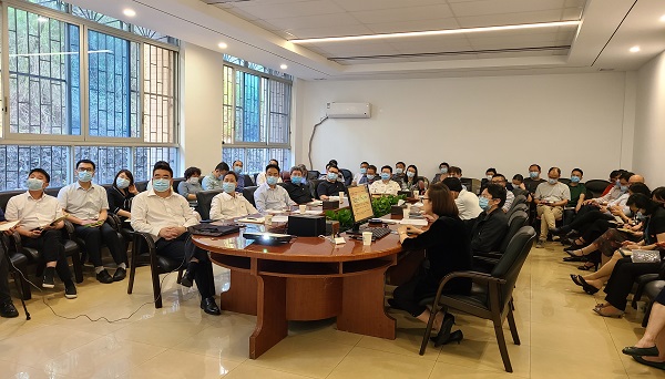 大会现场,龚晓萍作报告