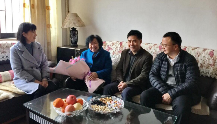 慰问劳模.jpg