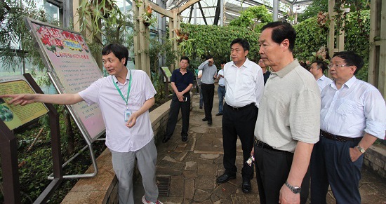 201805101.任海主任为调研团介绍温室群植物资源.JPG